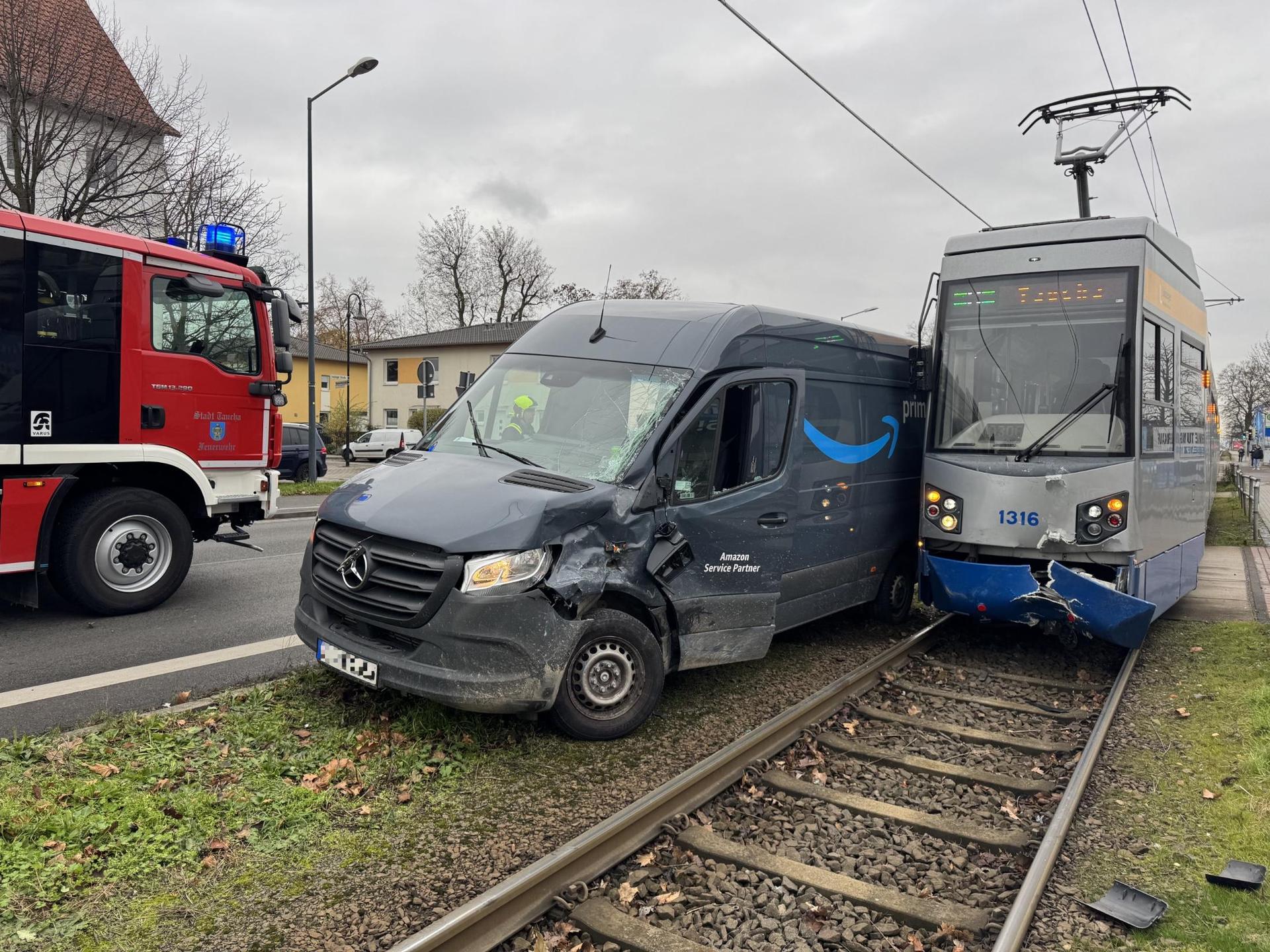 Straßenbahn und Transporter wurden erheblich beschädigt. (Foto: Daniel Große)