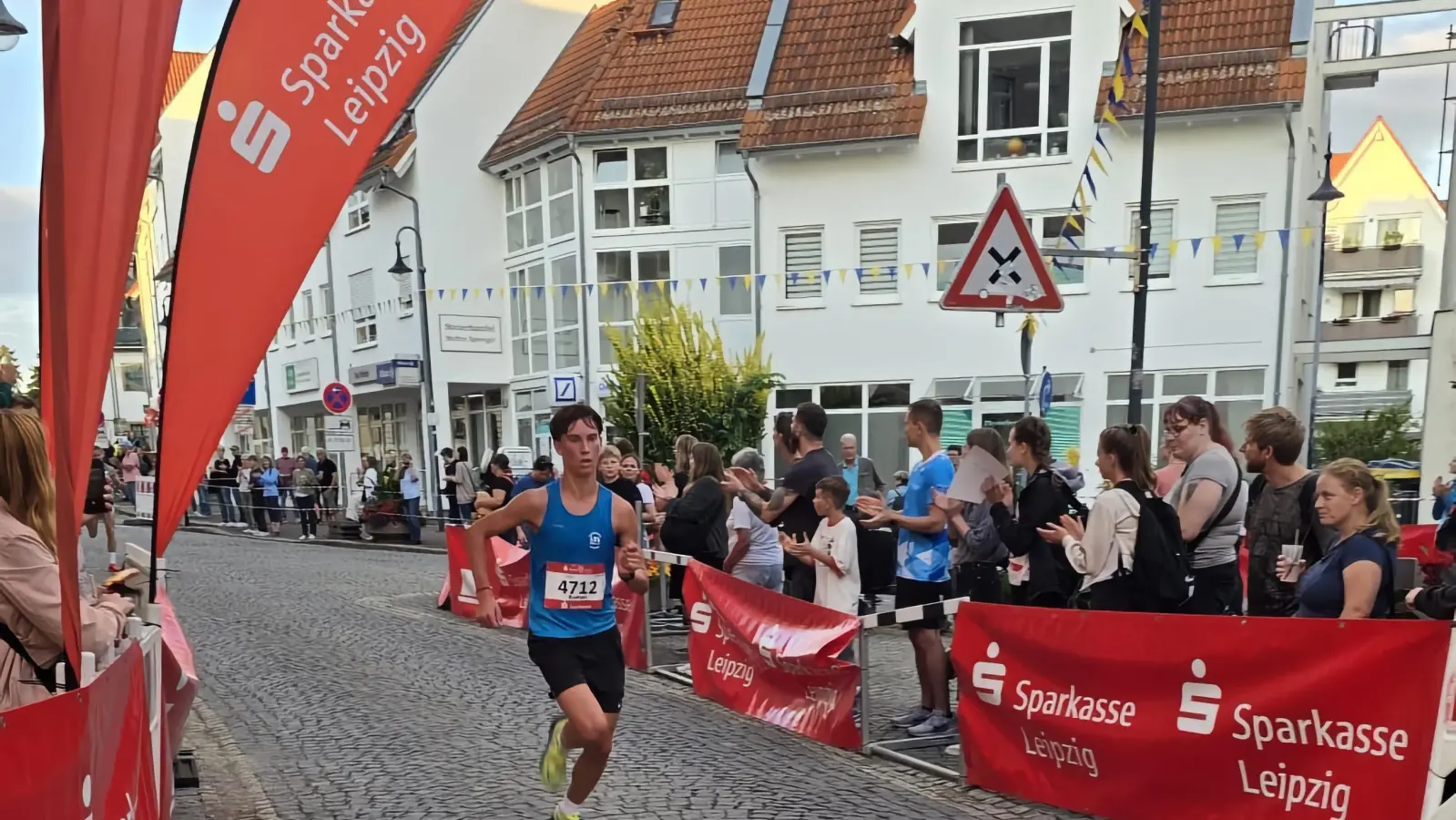 Der 20. Sparkassen-Tauchscher-Stadtlauf zog auch dieses Jahr viele Schaulustige und Fans an die Laufstrecke. (Foto: LC Taucha e.V.)
