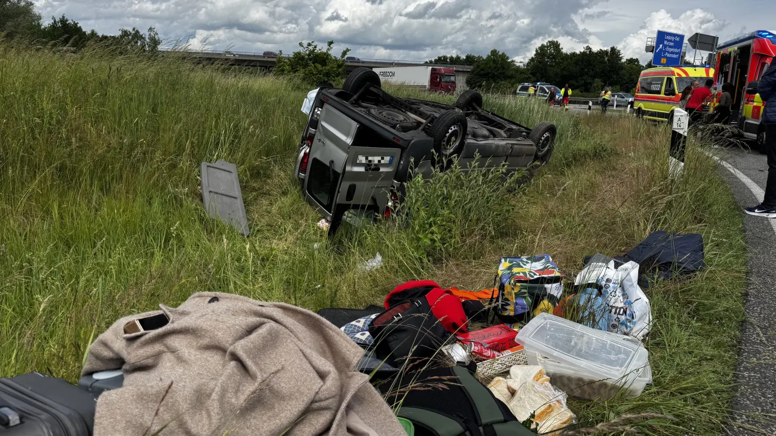 Der Kleinbus überschlug sich in der Autobahn-Ausfahrt. (Foto: Daniel Große)
