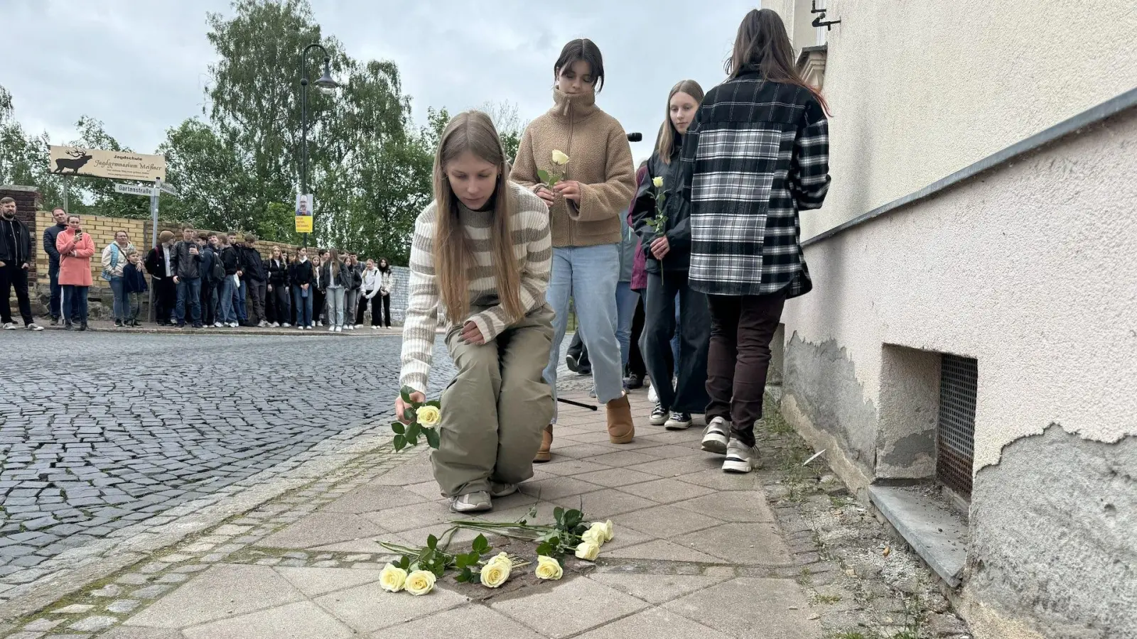 Die Schülerinnen und Schüler legten weiße Rosen am Stolperstein nieder - das Symbol des Geschwister-Scholl-Gymnasiums.  (Foto: Daniel Große)