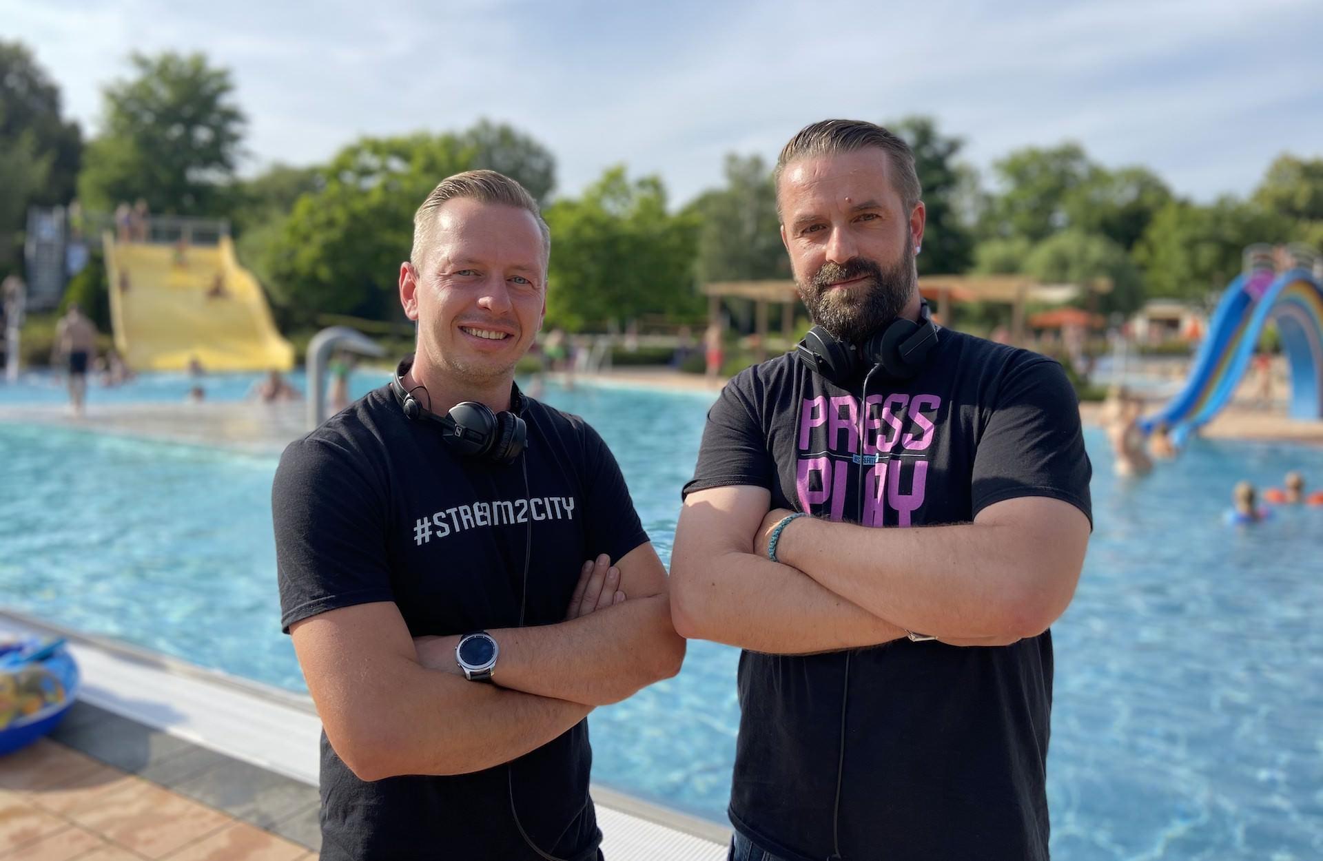 DJ René Baatzsch (links) und DJ Mirko Anders legen am 10. September zum Saisonabschluss im Parthebad auf. (Foto: taucha-kompakt.de)