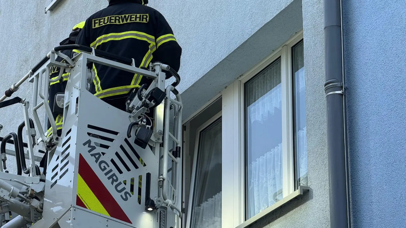 Über ein gekipptes Fenster verschafften sich die Feuerwehrleute Zutritt zur Wohnung. (Foto: Daniel Große)