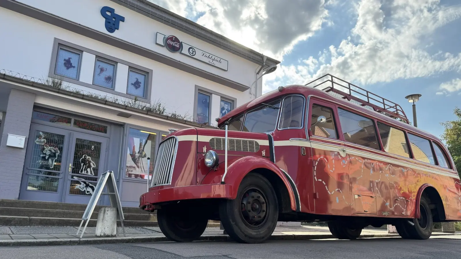 Dieser Opel Blitz rollte einst als Linienbus durch Taucha und ist Requisite in der Filmreihe „Die Schule der magischen Tiere”. (Foto: Daniel Große)