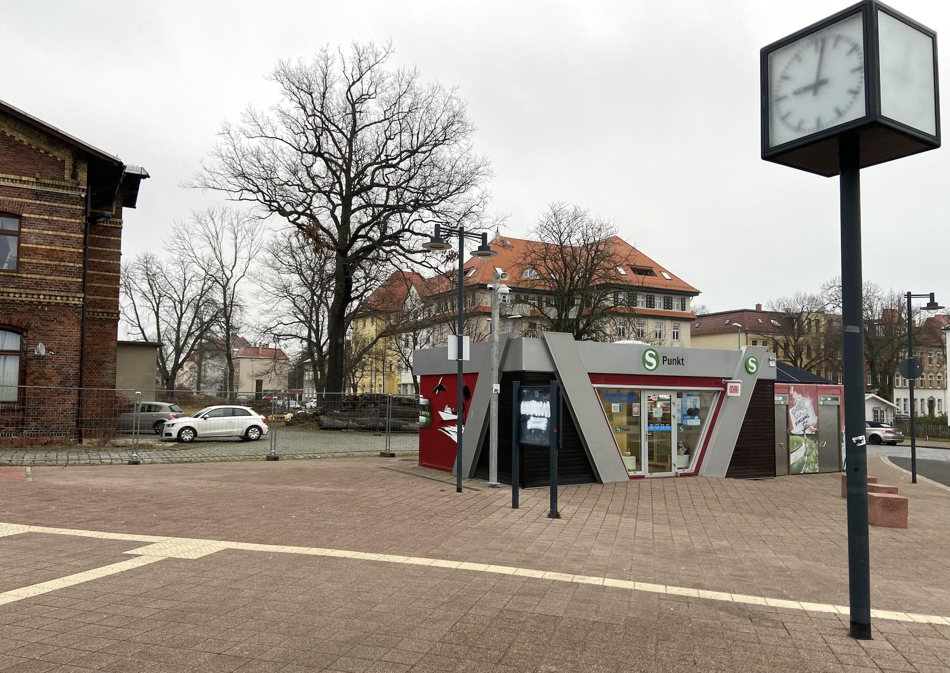 Neben dem Fahrkartenverkauf am Tauchaer Bahnhof soll eine Corona-Teststation entstehen. (Foto: taucha-kompakt.de)