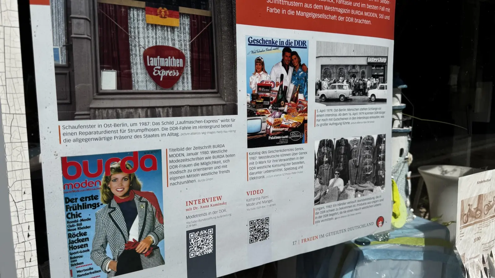 Über QR-Codes auf den Plakate gelangt man an weiterführende Infos. (Foto: Daniel Große)