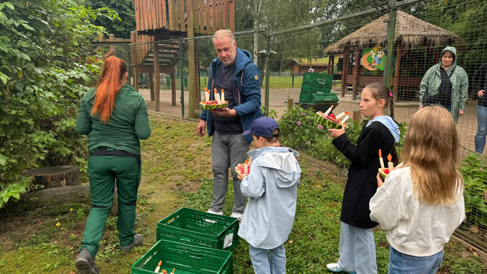 Thomas Potrzebski und Kinder von Mitarbeiterinnen und Mitarbeitern bringen gebastelte Leckereien in den Tierpark Eilenburg. (Foto: EDEKA Potrzebski)