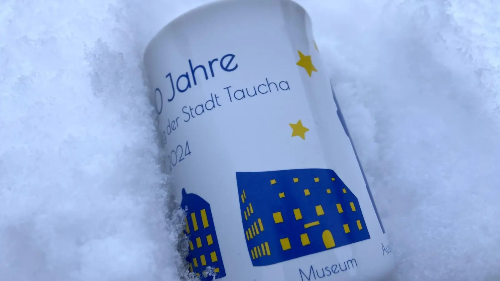 Die Jubiläumstasse mit falsch beschriftetem Haus. (Foto: taucha-kompakt.de)