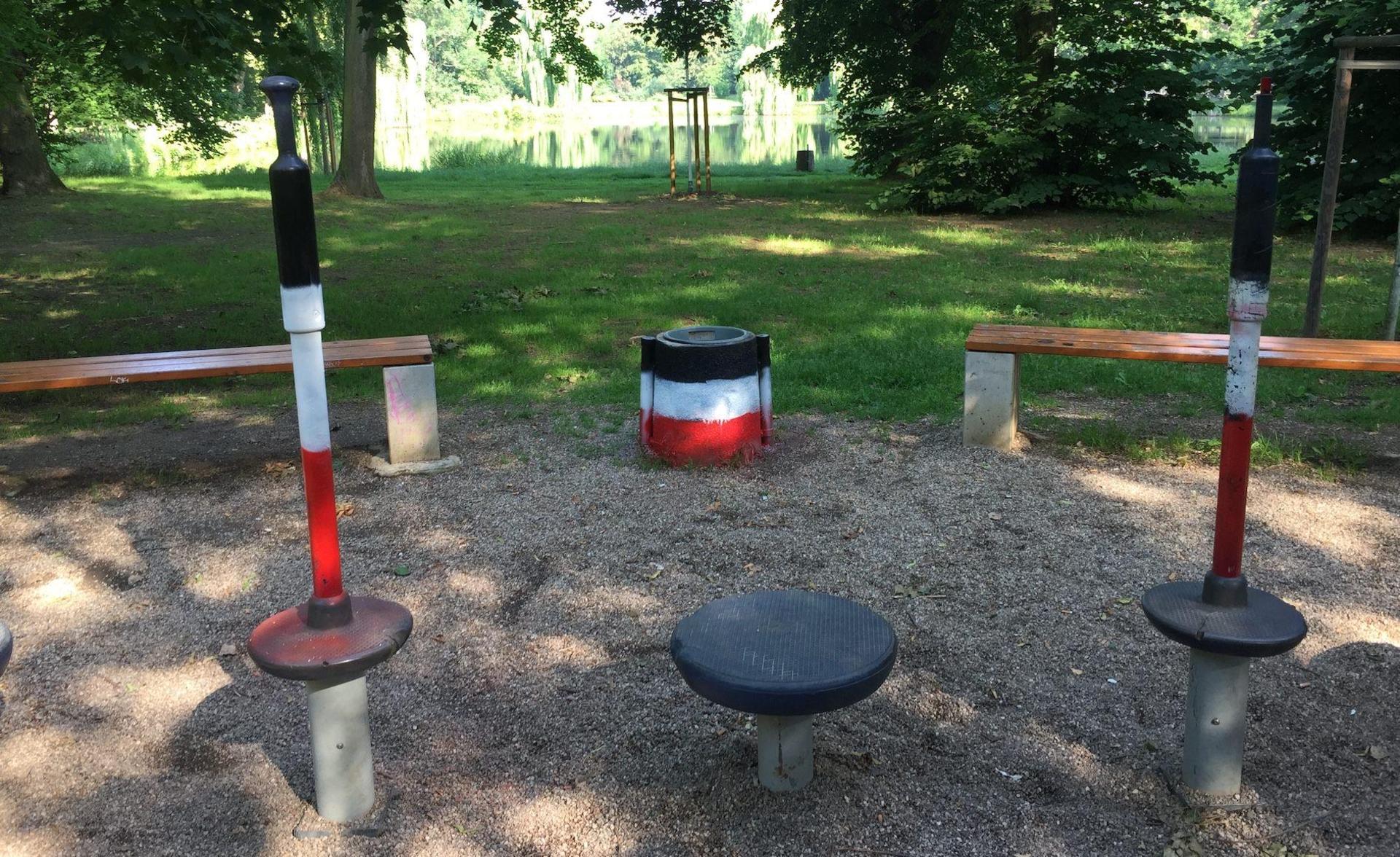 Öffentliche Anlagen im Park mit Farben der Reichsflagge beschmiert (Foto: taucha-kompakt.de)