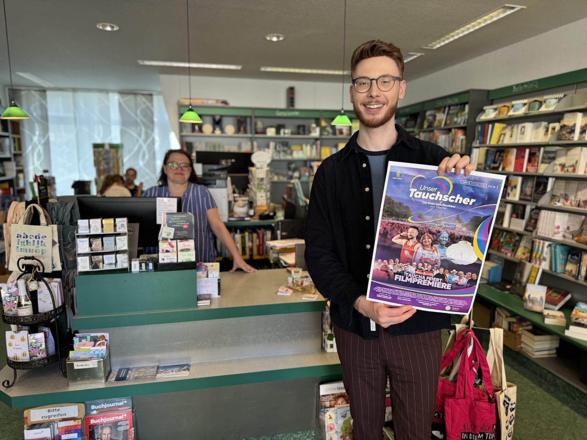 Jonas Juckeland mit dem Plakat zur Filmpremiere in der Buchhandlung LeseLaune. (Foto: Daniel Große)