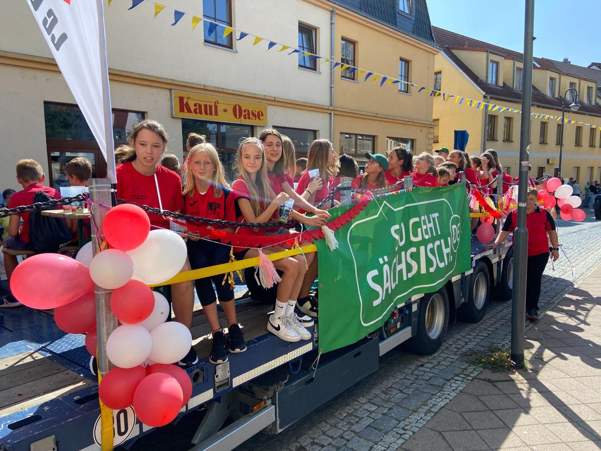 Auch in diesem Jahr wird es zum Festumzug geschmückte Wagen der Vereine und Gewerbetreibenden geben. Hier ein Foto aus 2022. (Foto: Daniel Große)