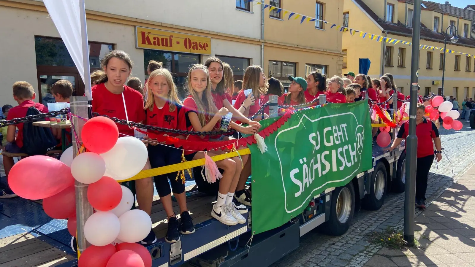 Auch in diesem Jahr wird es zum Festumzug geschmückte Wagen der Vereine und Gewerbetreibenden geben. Hier ein Foto aus 2022. (Foto: Daniel Große)