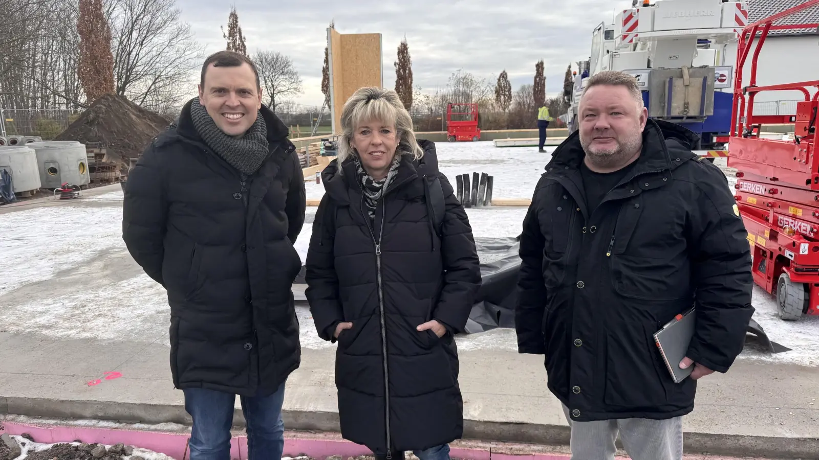 Yvonne Klitscher, Gebietsleiterin Expansion beim Netto Marken-Discount mit Constantin Kärst, Projektentwickler (l.) sowie Kai Hollauf, Baumanager bei CEV Handelsimmobilien. (Foto: Daniel Große)