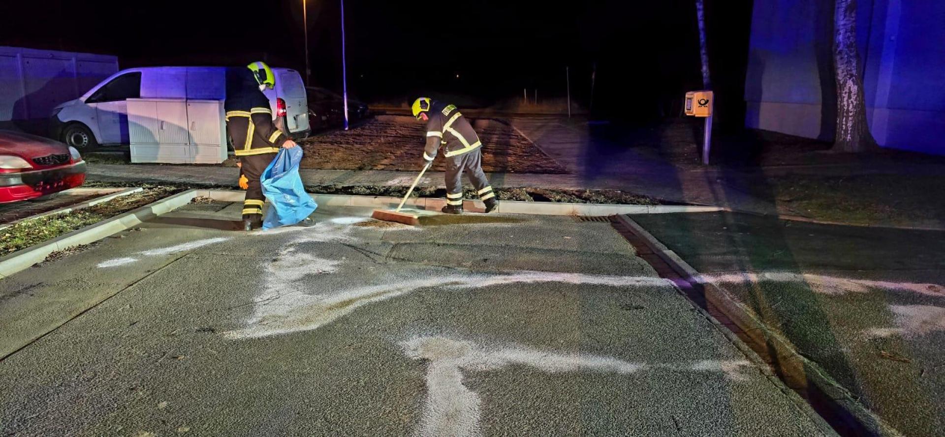 Eine Ölspur musste in der Nacht entfernt werden. (Foto: Freiwillige Feuerwehr Taucha)