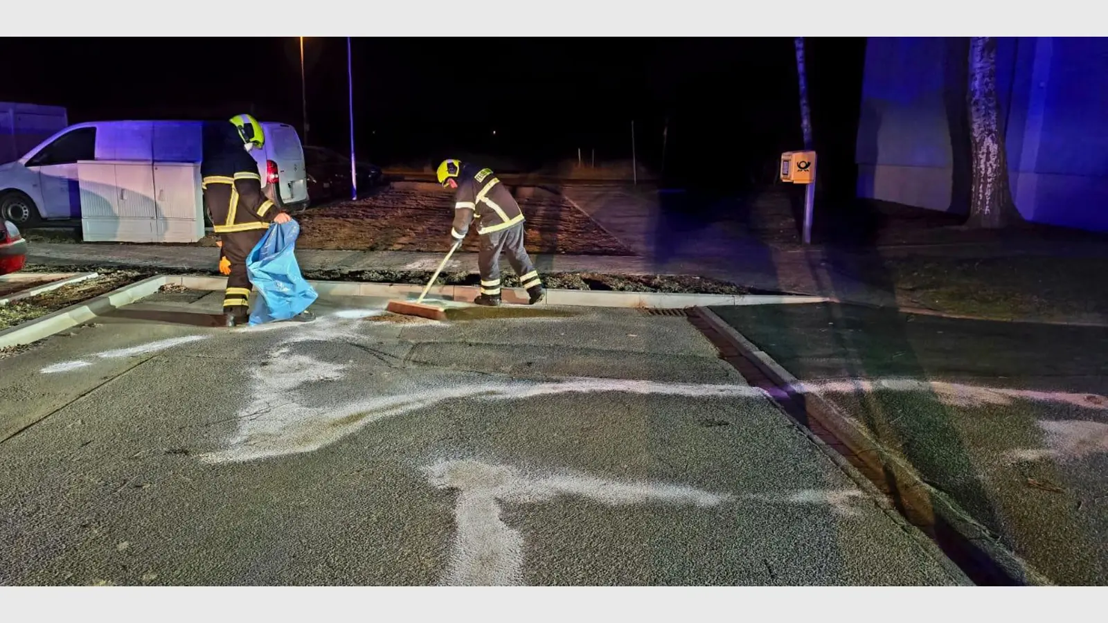 Eine Ölspur musste in der Nacht entfernt werden. (Foto: Freiwillige Feuerwehr Taucha)