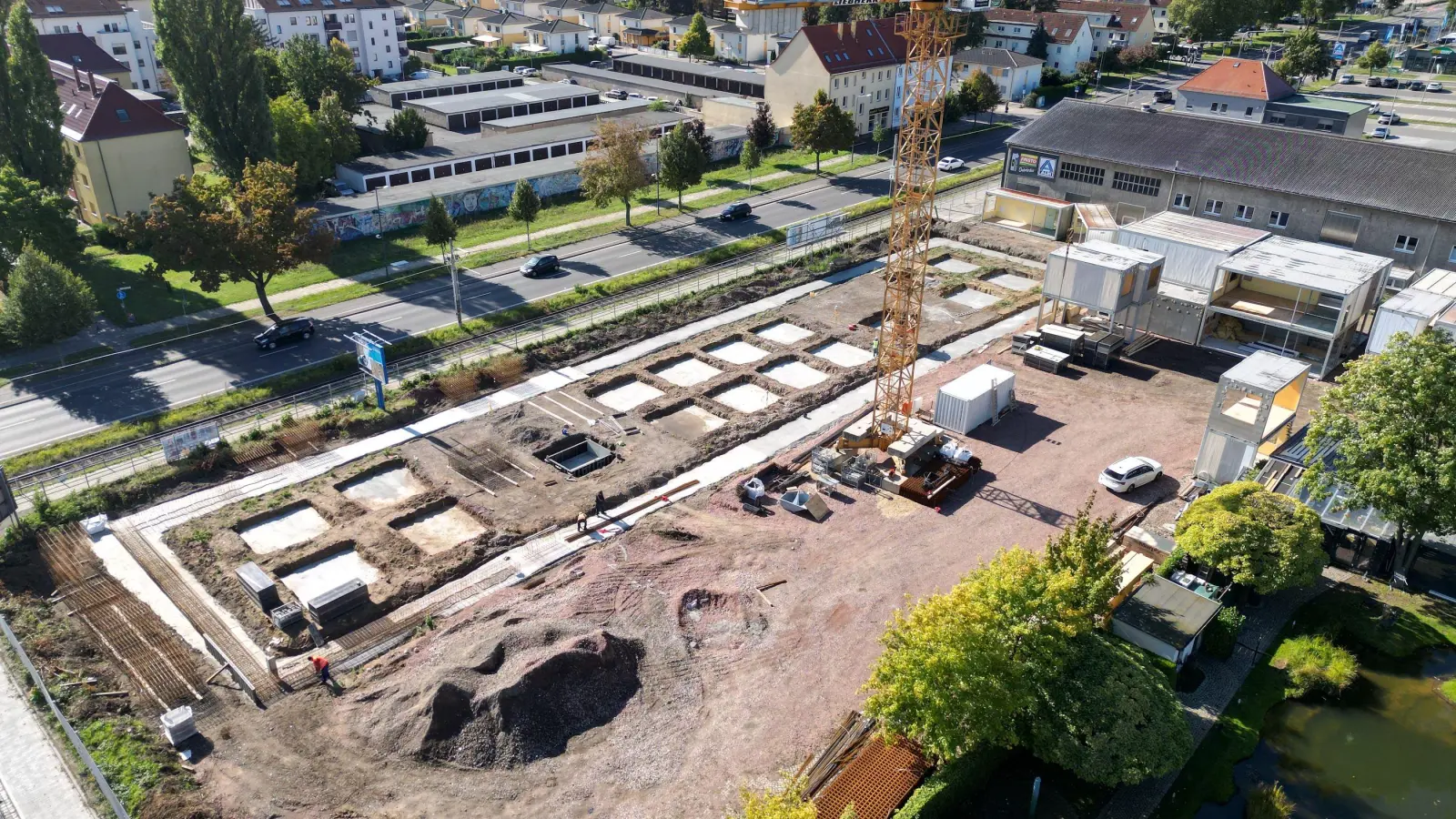 Auf über 80 Metern wird sich das Gebäude entlang der Leipziger Straße (B 87) erstrecken.  (Foto: Daniel Große)