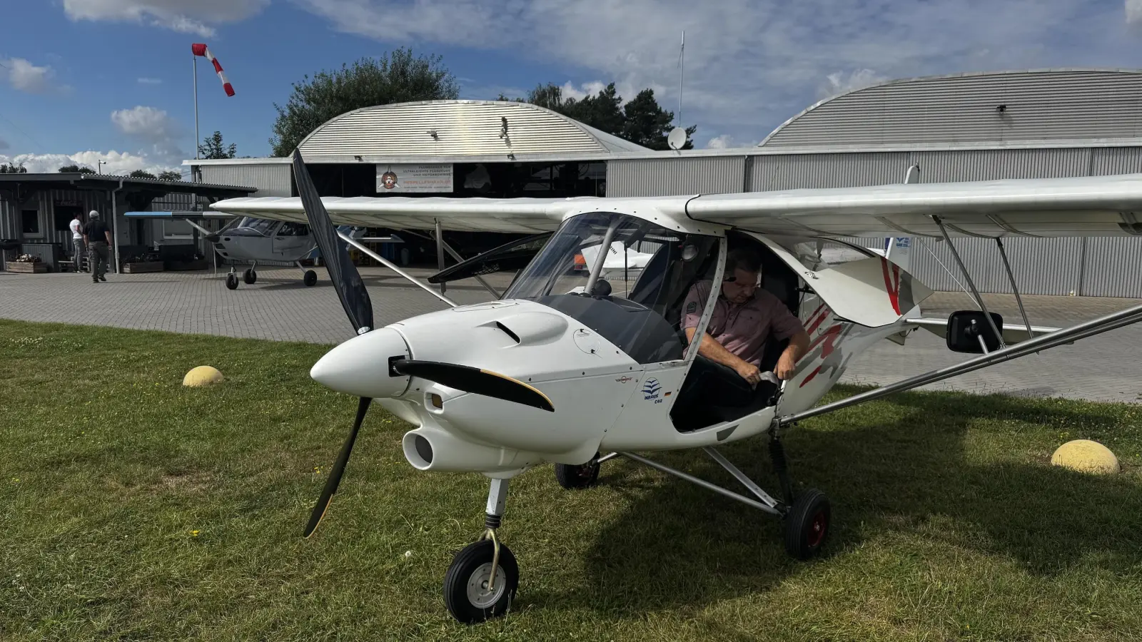 Am Flugplatz Taucha kann man Fliegen lernen. Hier bereitet sich ein Flugschüler gerade vor. (Foto: Daniel Große)