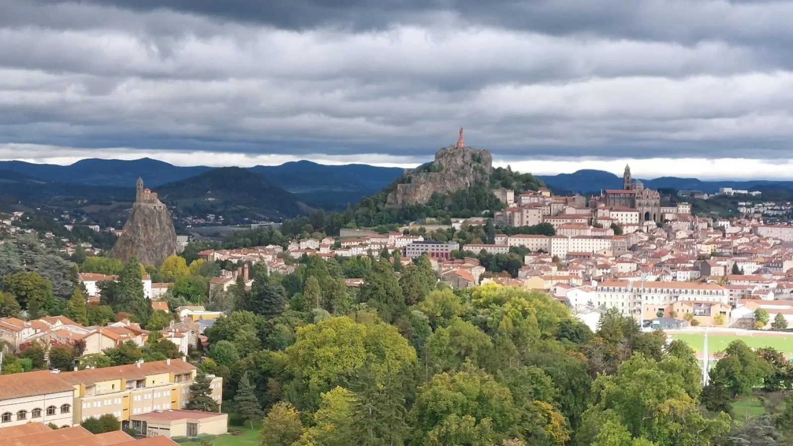 Die Silhouette der Stadt Le Puy (Foto: Freundeskreis Taucha-Chadrac/Espaly e.V.)