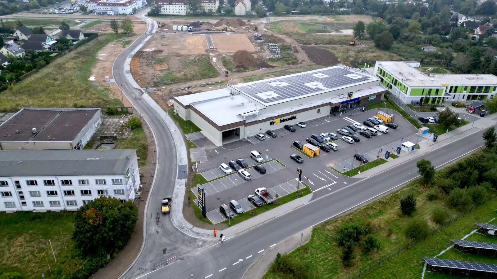 Die Straße „An der Gartenstadt” schlängelt sich hier von der Eilenburger Straße kommend am EDEKA-Markt vorbei, durch das künftige Wohngebiet, zwischen den WYN-Passagen und dem Wohngebiet An der Mühle vorbei zur Dewitzer Straße. (Foto: Daniel Große)