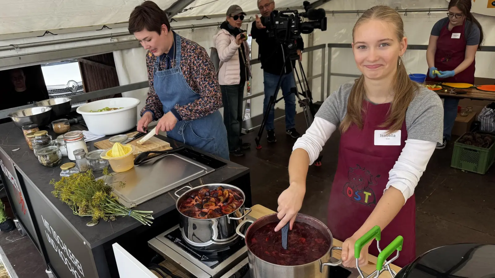 Schüler der Oberschule kochten auf der Bühne unter anderem Pflaumenmus. Moderatorin und Genuss-Expertin Daniela Posern („MDR um vier”) half dabei. Ein Team des MDR Sachsenspiegel dokumentierte das Ganze für einen Fernsehbeitrag.  (Foto: Daniel Große)