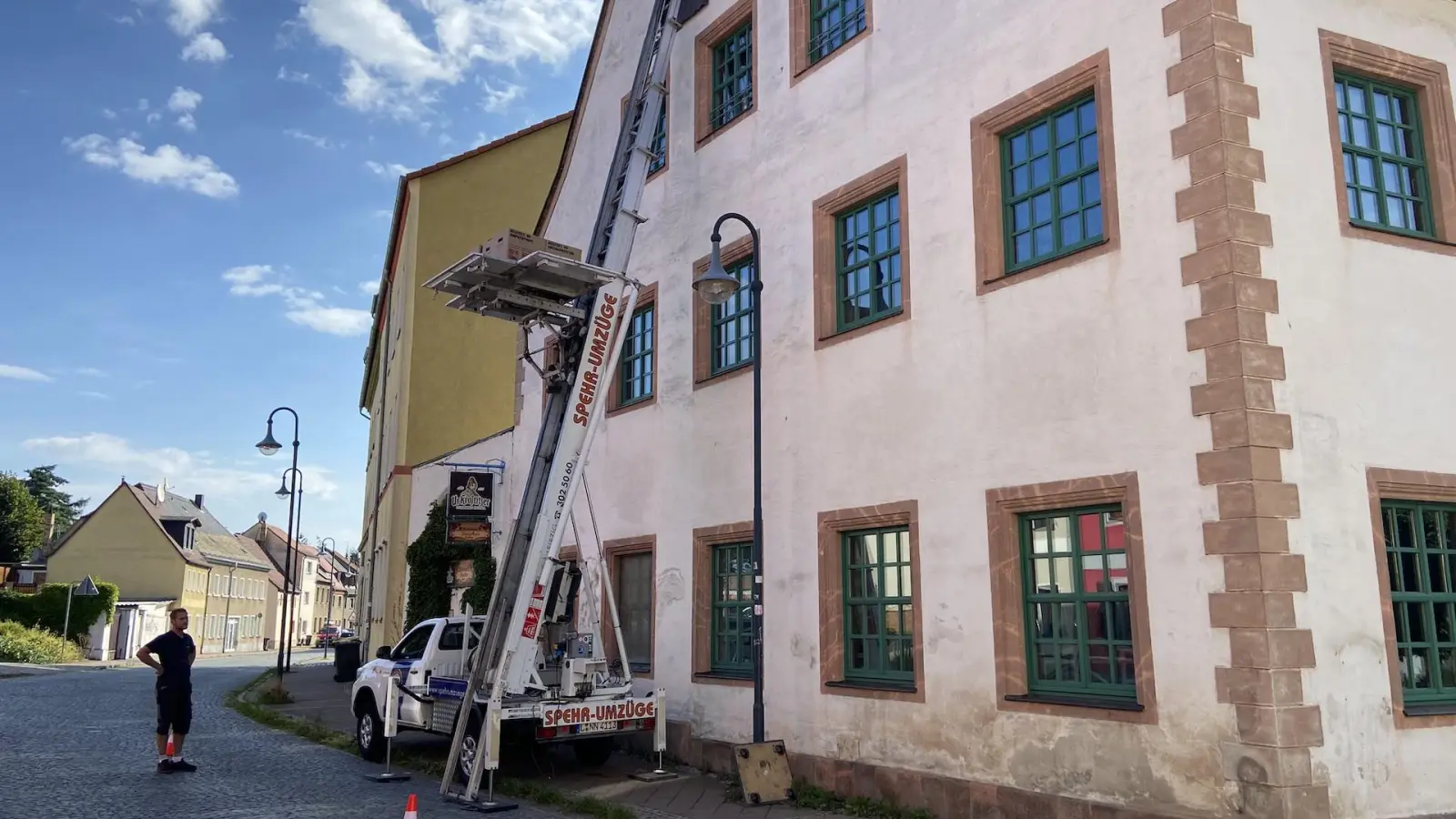 Mit einem Lastenaufzug wurden im August 2022 diverse Exponate, Vitrinen und anderes aus dem bisherigen Museumsgebäude gebracht. (Foto: taucha-kompakt.de)