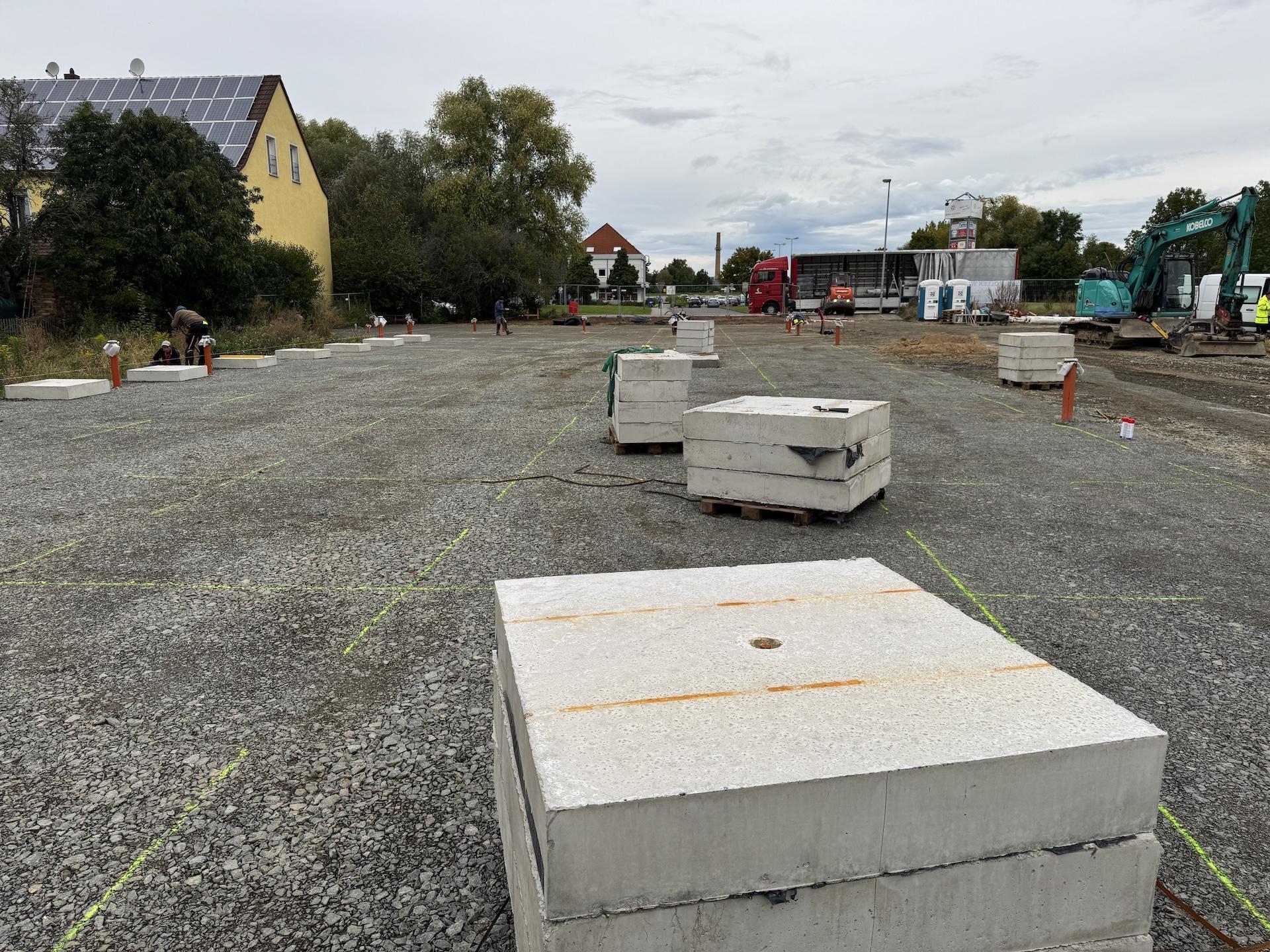 Die Fundamente für die Container sind da und dürfen laut zweiter Teilbaugenehmigung nun auch eingebaut werden. (Foto: Daniel Große)