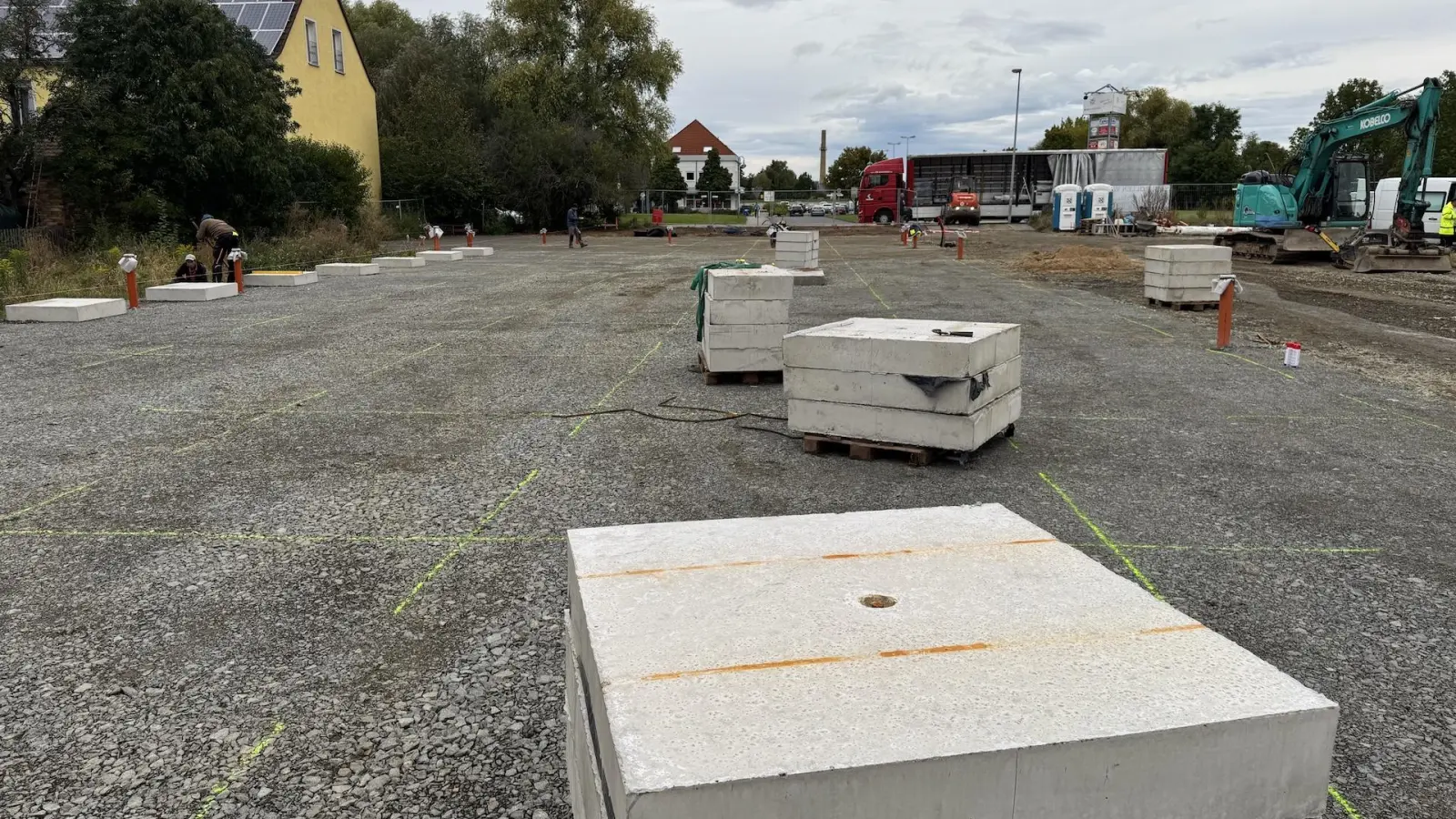 Die Fundamente für die Container sind da und dürfen laut zweiter Teilbaugenehmigung nun auch eingebaut werden. (Foto: Daniel Große)