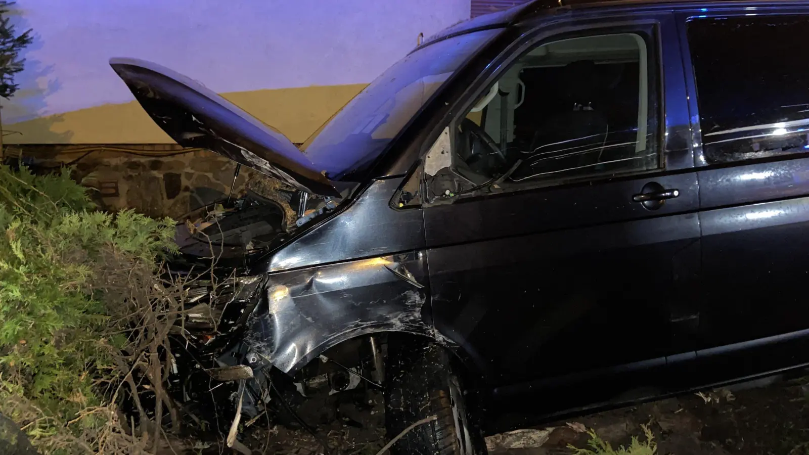 Heftiger Unfall an der Kreuzung: VW-Bus landet in Grundstück (Foto: taucha-kompakt.de)