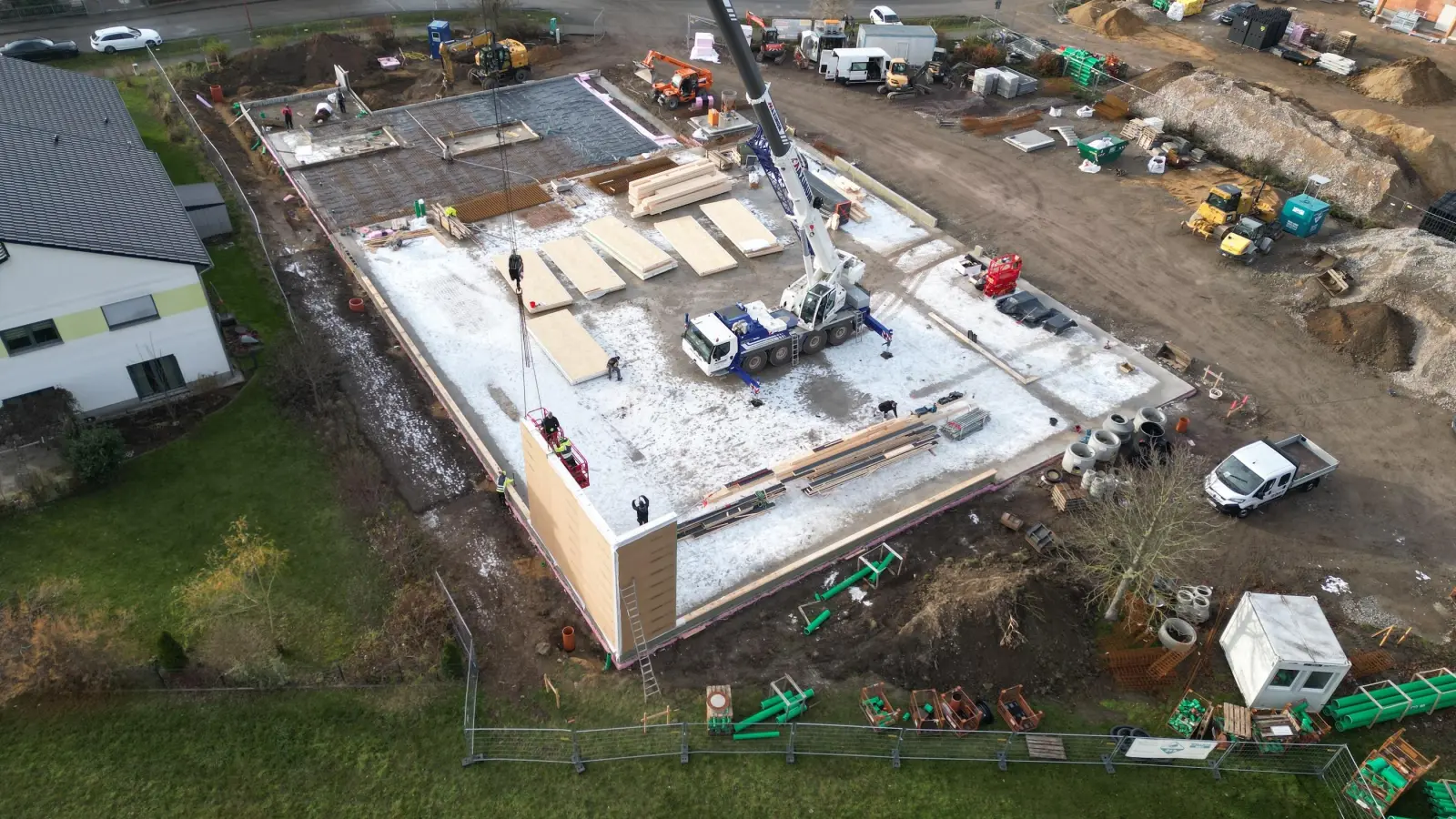 Der Netto-Markt wird mit großen Fertigbauteilen aus Holz hochgezogen. (Foto: Daniel Große)