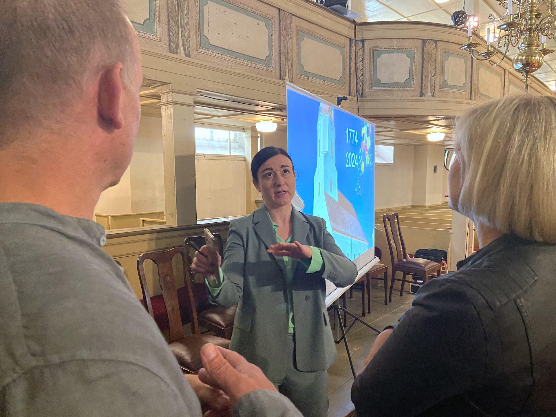 Bundestagsabgeordnete Paula Piechotta (Bündnis 90 / Die Grünen) im Gespräch mit Kirchenvorstand Bernd Klauer und der Bundestagsabgeordneten Christiane Schenderlein (CDU). (Foto: taucha-kompakt.de)