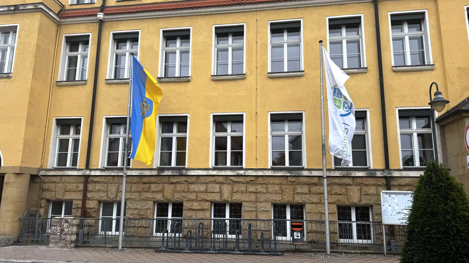 Derzeit wehen am Tauchaer Rathaus die Taucha-Flagge sowie die Flagge mit dem Sonderlogo „Natürlich Taucha”. Die AfD-Fraktion hätte gern dauerhaft die Deutschland-Fahne am Rathaus - und will die Regenbogenfahne verdrängen. (Foto: Daniel Große)