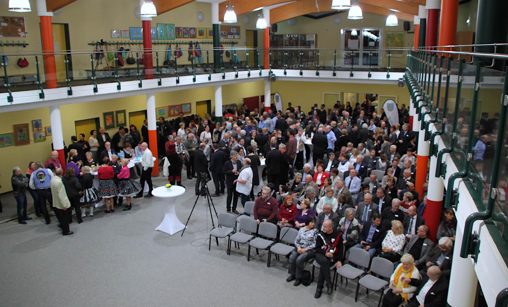 Das Atrium der Grundschule Am Park war bislang ein beliebter Veranstaltungsort – wie hier beim Neujahrsempfang der Stadt Taucha 2019. Politische Veranstaltungen sollen dort nun nicht mehr stattfinden. (Foto: taucha-kompakt.de)