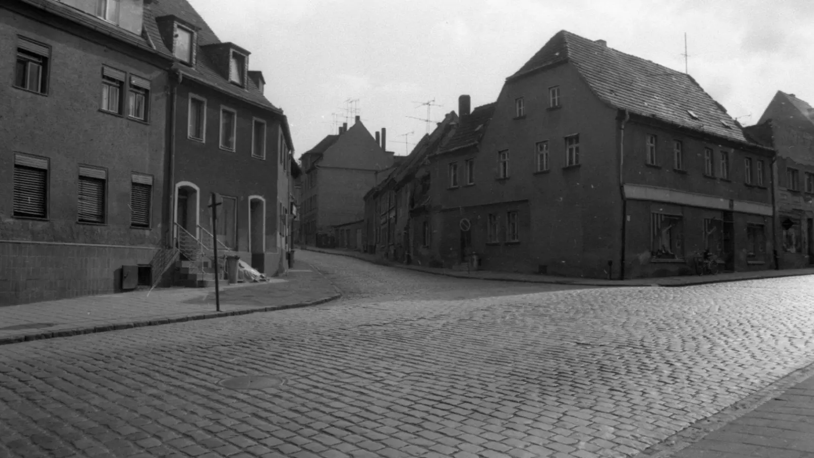 Das Haus Schlossstraße 2 um 1990. Ein Jahr später öffnete das Schuhhaus Boeckler. (Foto: Städtisches Museum Taucha)