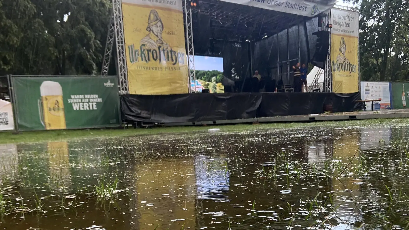 Seebühne Tauchscher – nach dem Unwetter waren viele Teile der Festwiese unter Wasser. Das Programm ging später aber normal weiter. (Foto: taucha-kompakt.de)