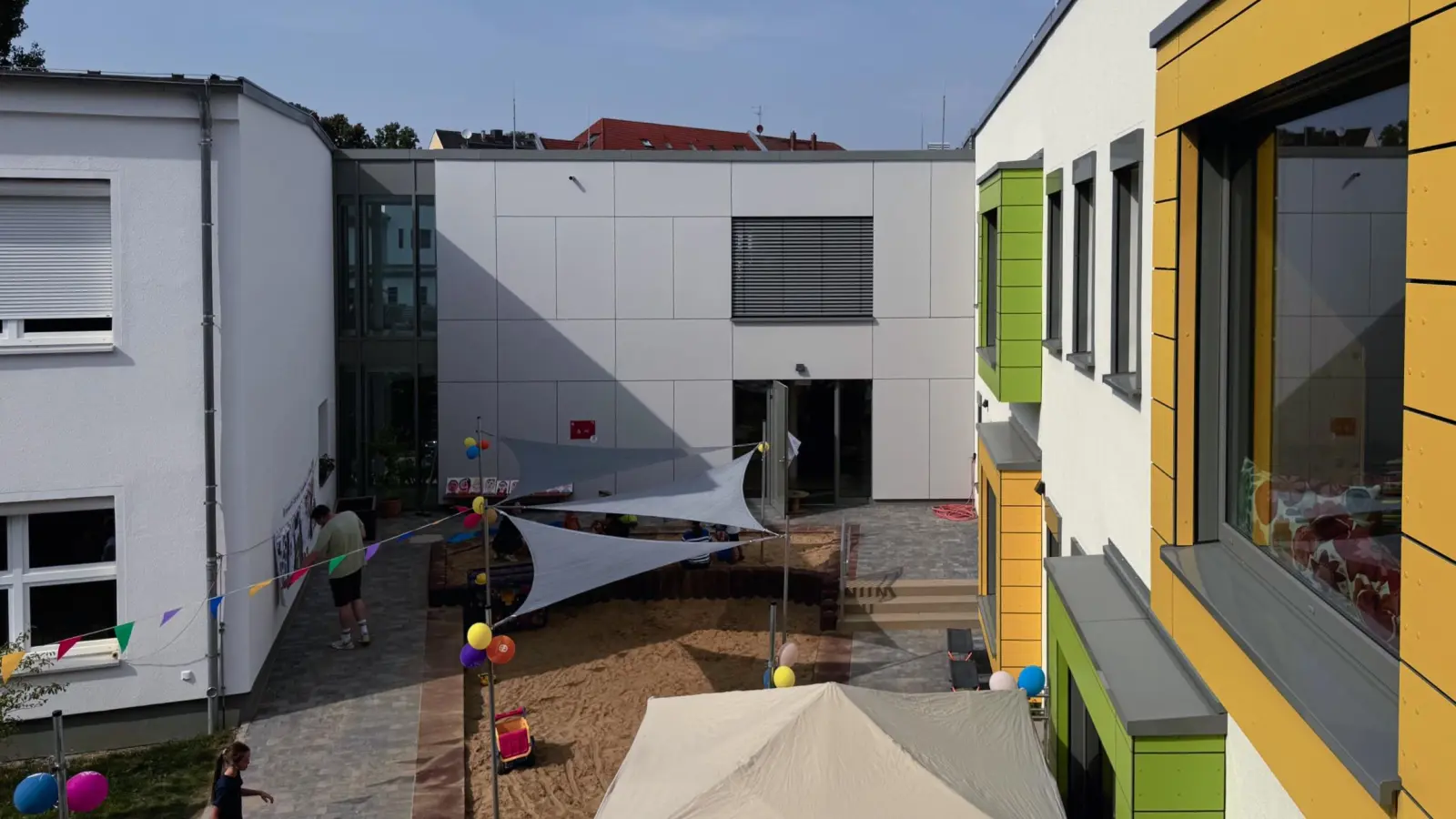 Ein Verbindungsbau ist zwischen beiden Gebäuden entstanden. Große, tiefe Fenster gibt es nun im alten Bowlingdschungel. (Foto: Daniel Große)