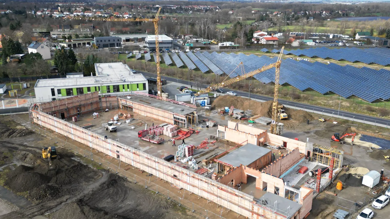 Der EDEKA-Markt entsteht derzeit an der Eilenburger Straße neben der Kindertagesstätte Kükennest. (Foto: taucha-kompakt.de)