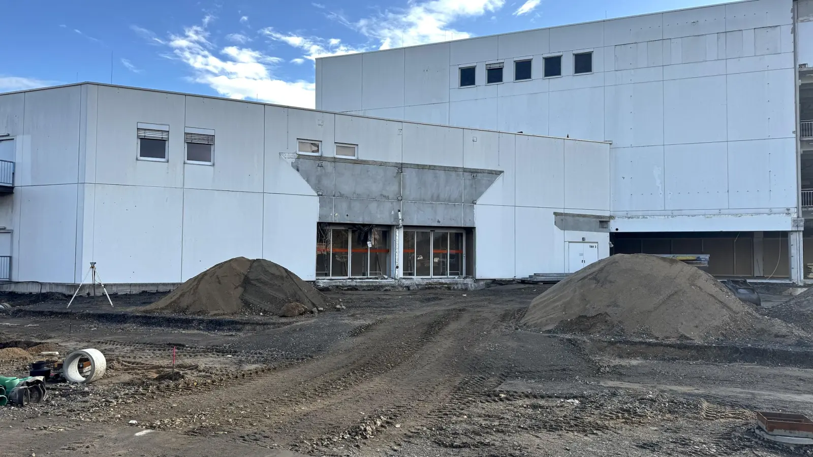 Vor allem an der Gebäudehülle und im Außenbereich wird gebaut. (Foto: Daniel Große)