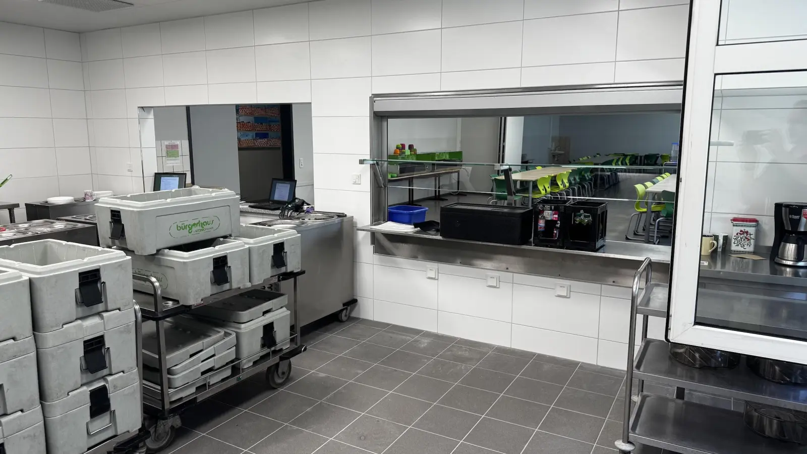 Blick in die neue Ausgabeküche mit Lüftung, neuer Beleuchtung, neuen Fliesen und mehr. (Foto: Daniel Große)