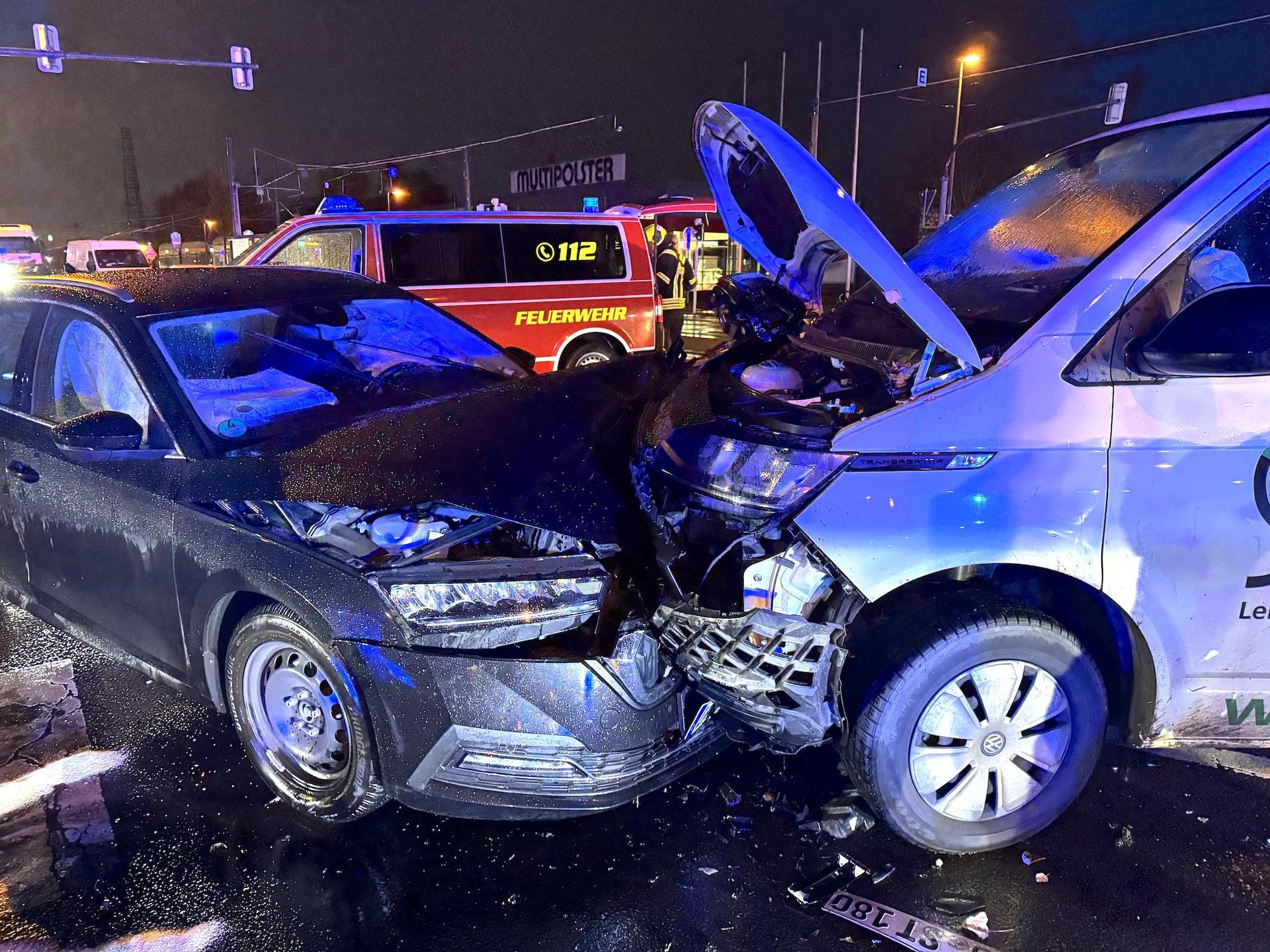 Ein Transporter und ein PKW sind am Montagmorgen in Taucha zusammengestoßen. (Foto: Daniel Große)