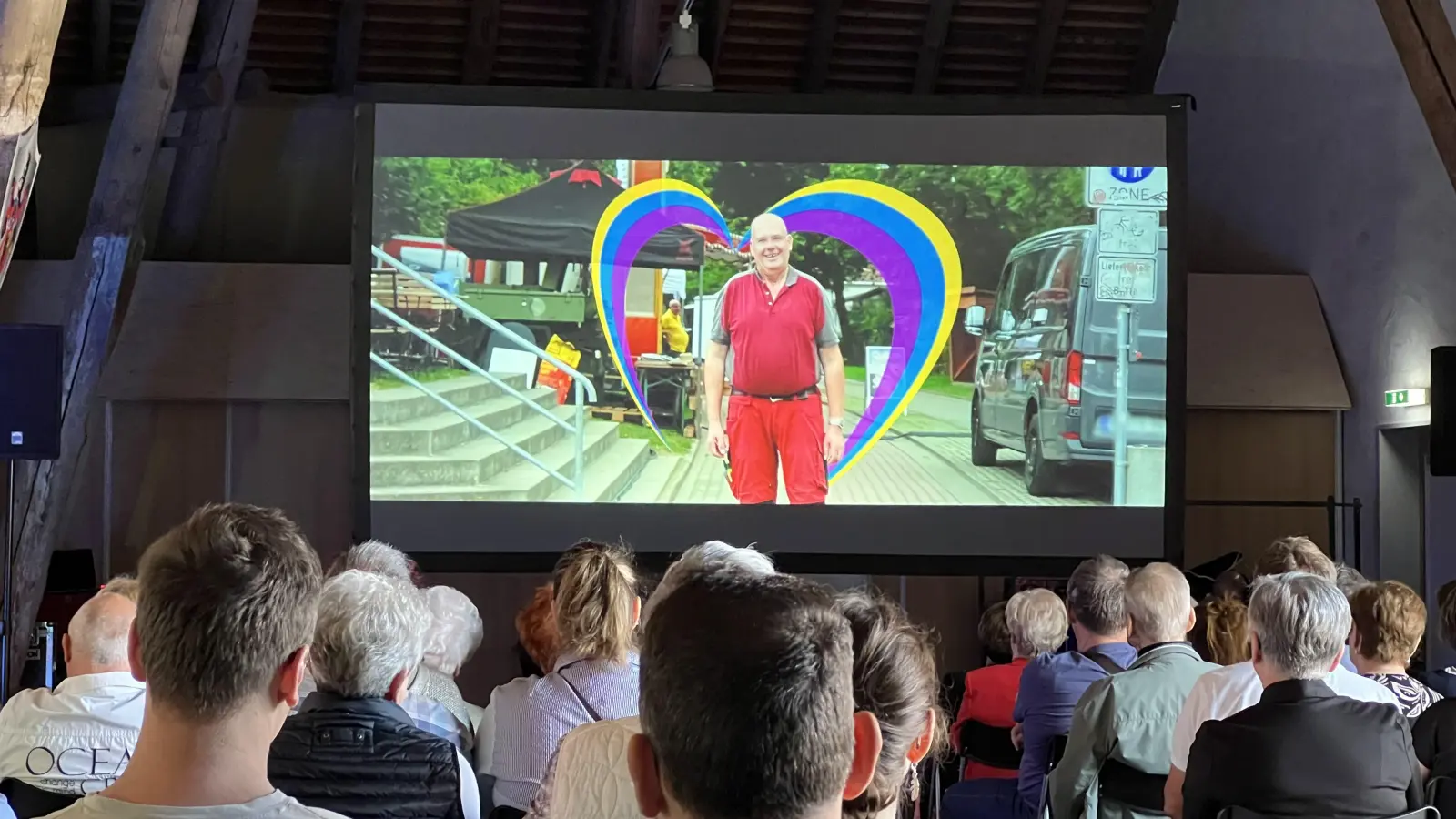 Alle Protagonisten wurden im Film deutlich mit einem Herz hervorgehoben, wie hier Elektriker Lutz Ritter. (Foto: Jonas Juckeland)