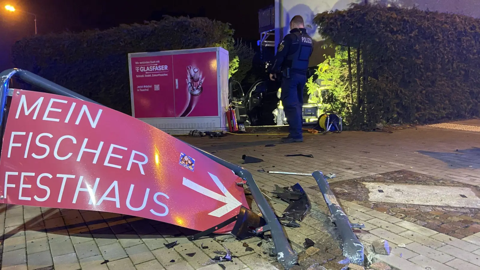 Heftiger Unfall an der Kreuzung: VW-Bus landet in Grundstück (Foto: taucha-kompakt.de)