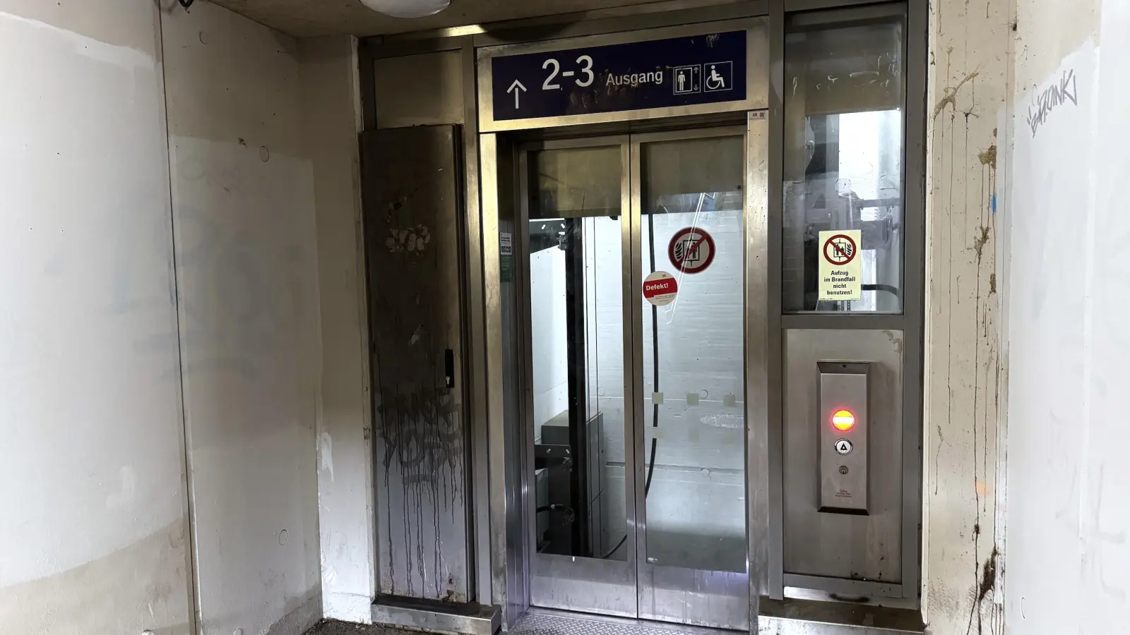 Der Aufzug ist defekt - und das Umfeld in der Unterführung ist in einem schlechten optischen Zustand.  (Foto: Daniel Große)