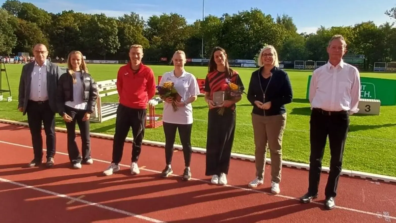 Auszeichnungen und Ehrungen für Vereinsmitglieder, nebst Frank Apitz (stellv. Bürgermeister, links) und Christiane Schenderlein, Staatsministerin für Sport und Ehrenamt (2.v.rechts). (Foto: LC Taucha e.V.)