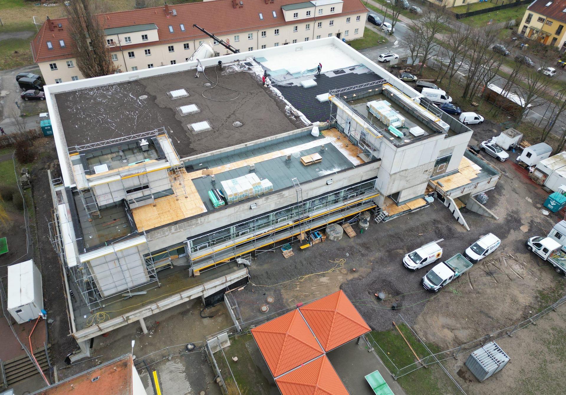 Sporthalle und Mensa an der Oberschule: Jetzt wird das Dach grün (Foto: taucha-kompakt.de)