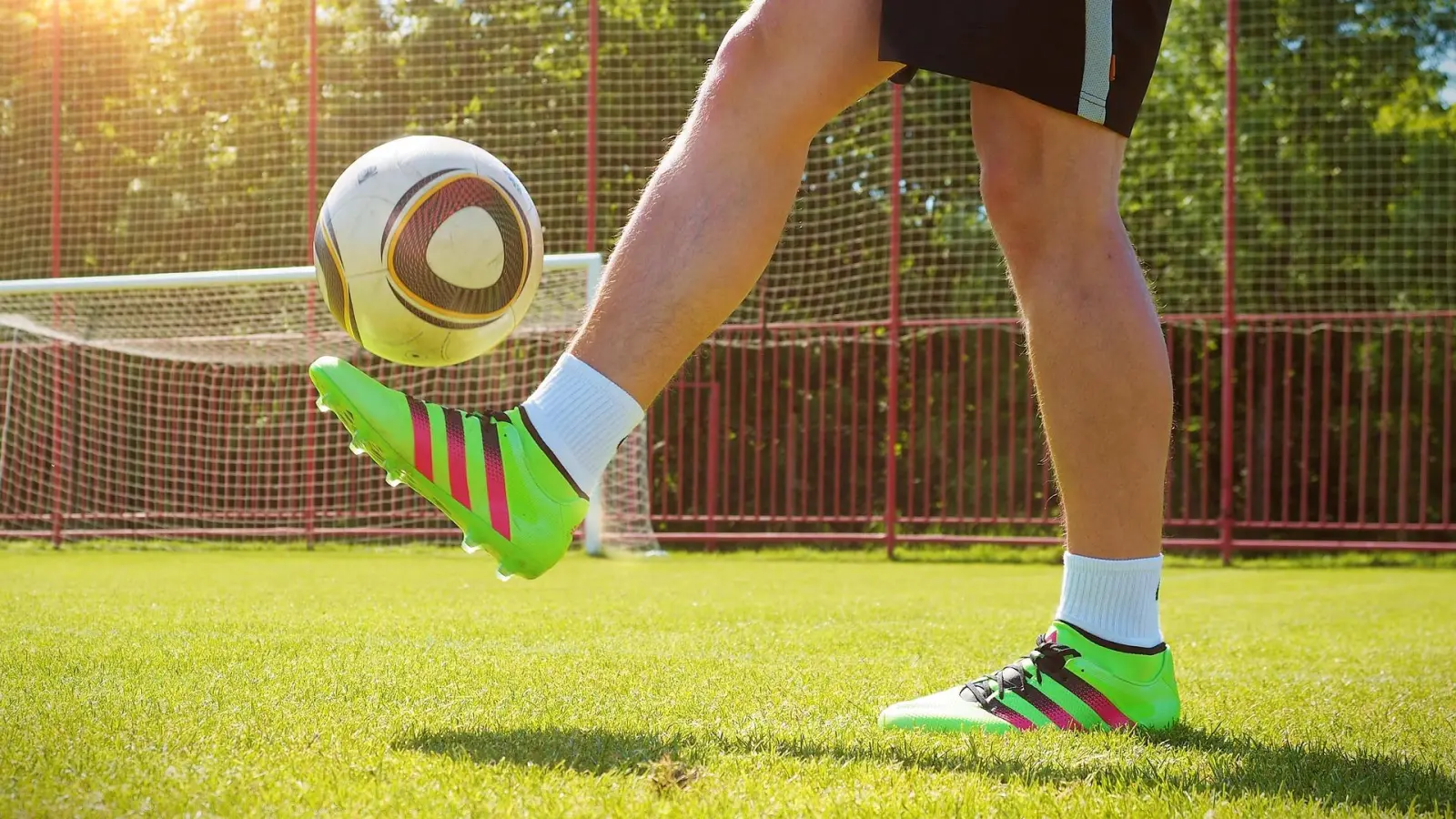 Die richtige Passform spielt eine zentrale Rolle für gesunde Füße und schützt vor häufigen Fußballverletzungen. (Foto: pixabay)