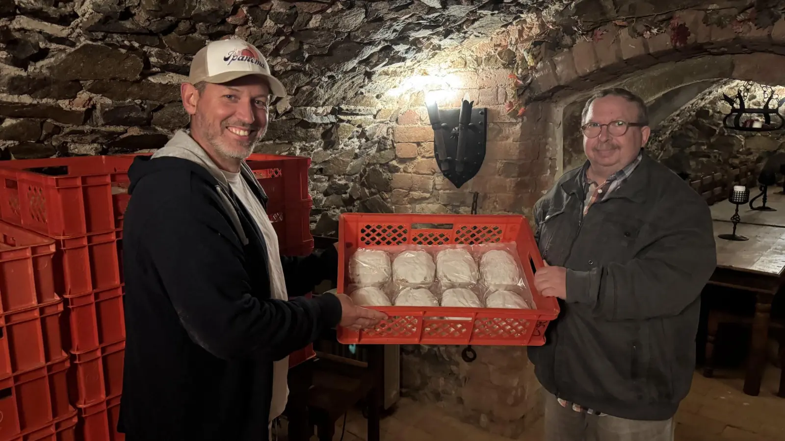 Konditor Sebastian Kraus und Schlossvereins-Chef Hans-Jörg Moldenhauer zeigen die besonderen Stollen im Weinkeller. (Foto: Daniel Große)