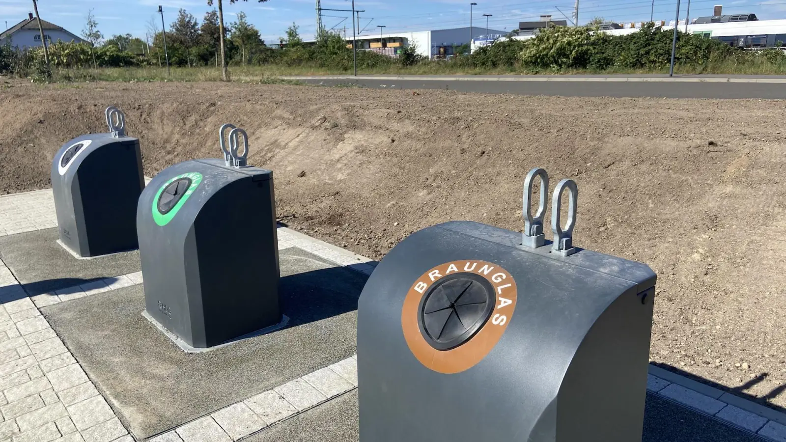 Flasche rein, ein leises Poltern und Klirren - die neuen Unterflur-Container sind leiser, sauberer und weniger geruchsintensiv. (Foto: taucha-kompakt.de)