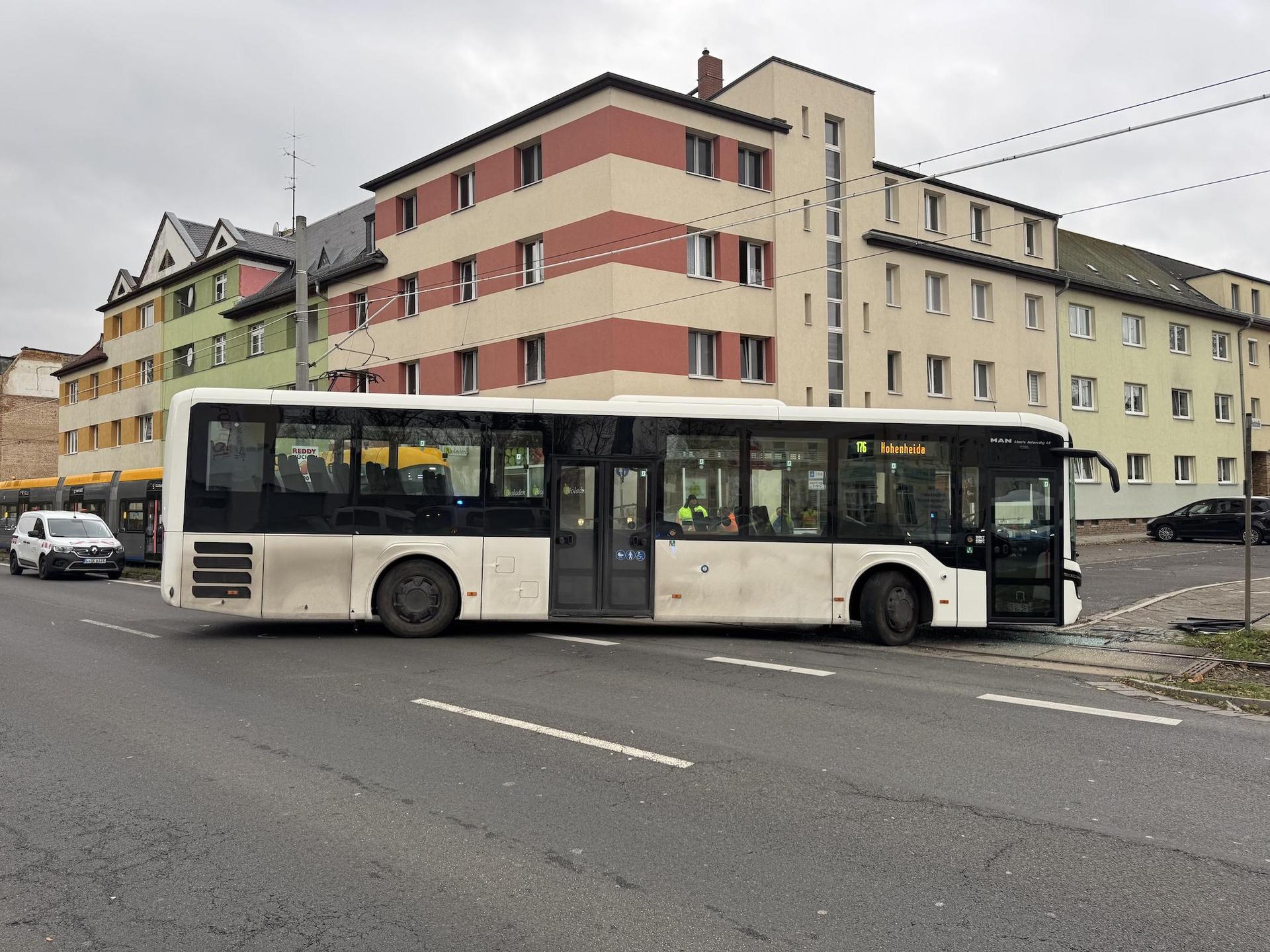 Der Bus der Linie 176 stand nach dem Unfall halb auf der B87. (Foto: Daniel Große)