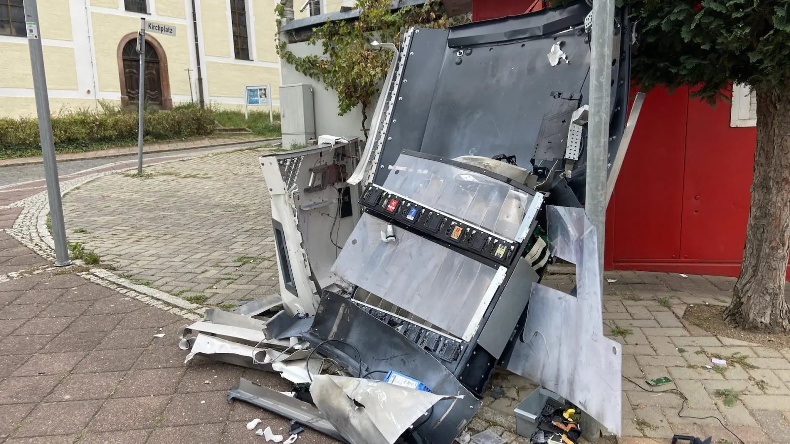 Unbekannte sprengen Zigarettenautomat in der Innenstadt (Foto: taucha-kompakt.de)