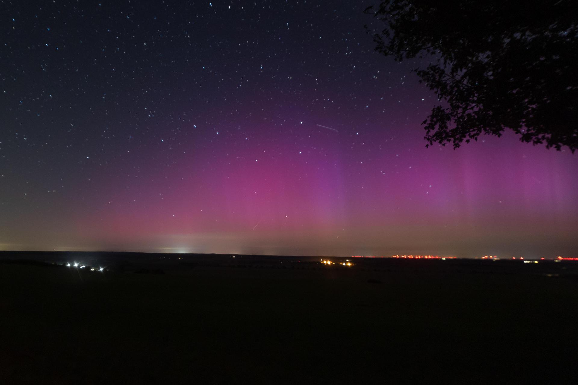 Nordlichter und Sternschnuppen im Gemeindegebiet Liebschützberg am frühen Morgen des 12. August 2024. (Foto: EHL Media/Tim Meyer)