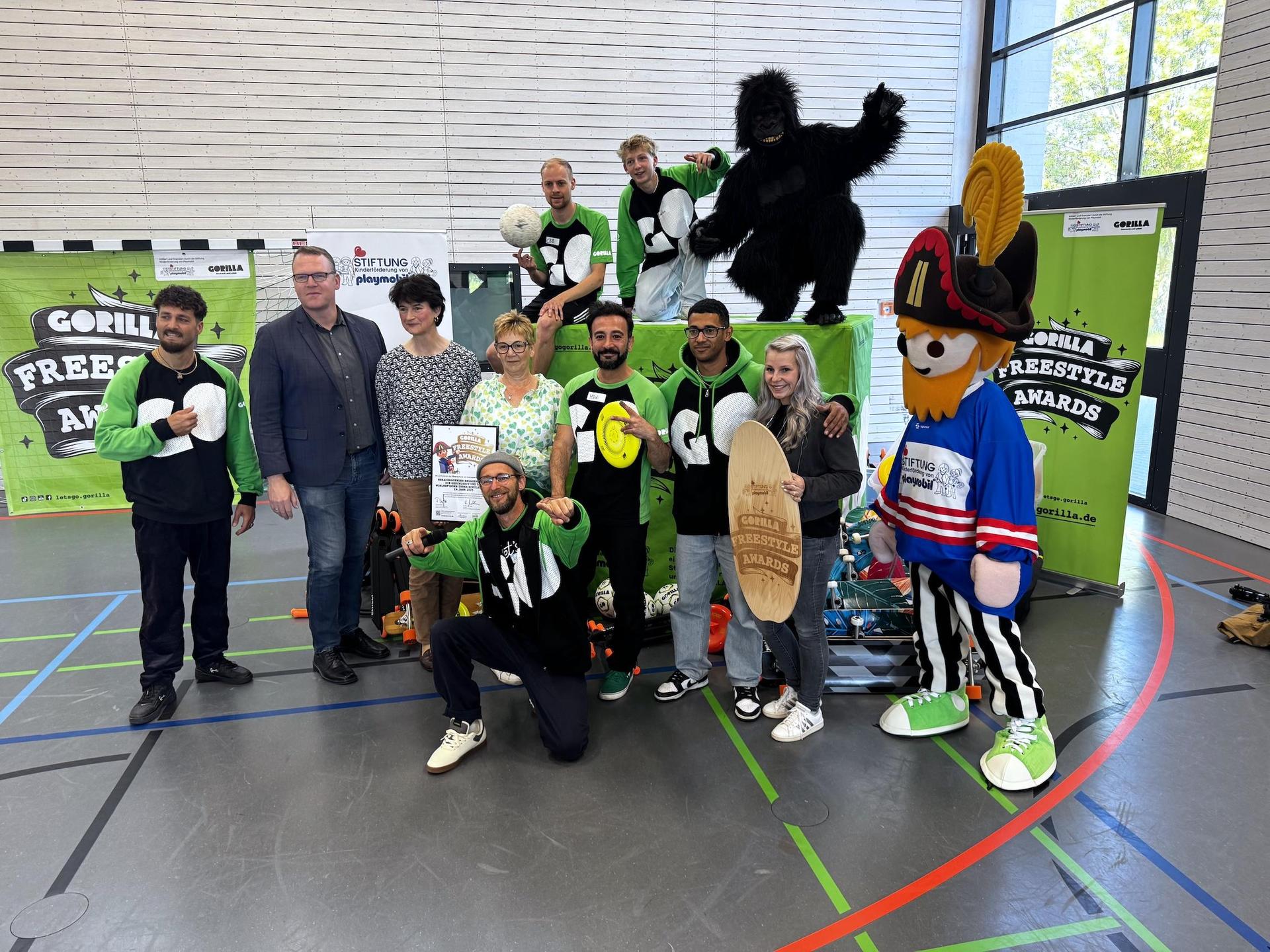 Große Freude in der Oberschule Krostitz: Der Gorilla Freestyle Award bringt Skateboards, Frisbees und weitere Sportgeräte für mehr Bewegung an der Schule.  (Foto: Daniel Große)